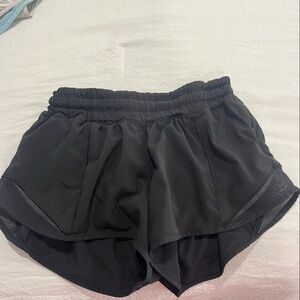 Lulu hotty hot low rise shorts 2.5”